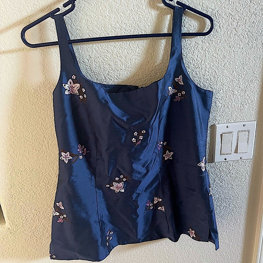 Dana Buchman 100% silk blue embellished embroidered Floral tank top zip back